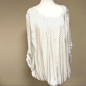 👠Sarah Michelle off white top with black polka dots. 2X